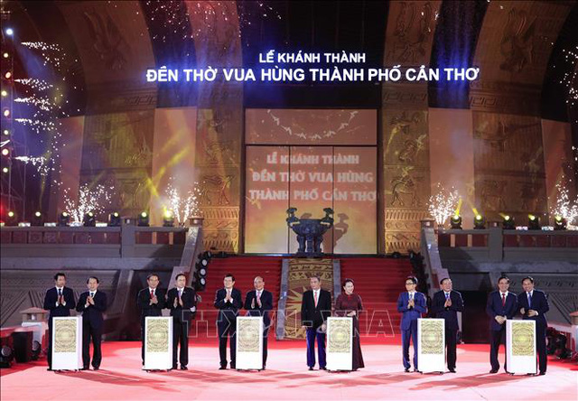 Chủ tịch nước Nguyễn Xuân Phúc và các đồng chí lãnh đạo, nguyên lãnh đạo Đảng, Nhà nước thực hiện nghi thức khánh thành Đền thờ Vua Hùng tại Cần Thơ. Ảnh: TTXVN